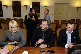 Zleva Kristýna Kočí, Radek John a Vít Bárta z Věcí veřejných.