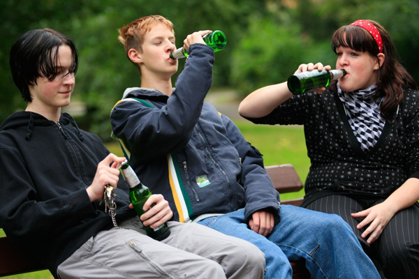 Mladiství často o prázdninách holdují alkoholu (ilustrační foto).