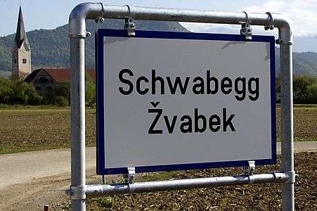 Věčný spor o dvojjazyčné názvy obcí.