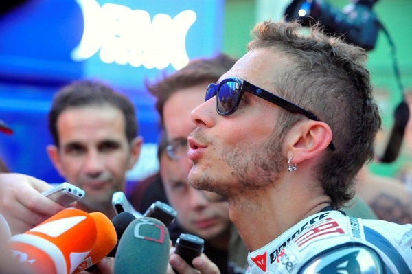Valentino Rossi v zajetí reportérů v Brně.