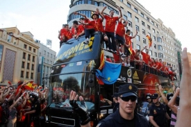 Triumfální cesta Španělů ulicemi Madridu.