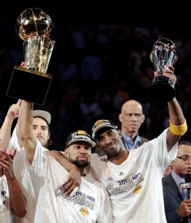Derek Fisher (vlevo) a Kobe Bryant.