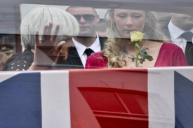 Převoz těla britského vojáka zabitého v Afghánistánu domů.
