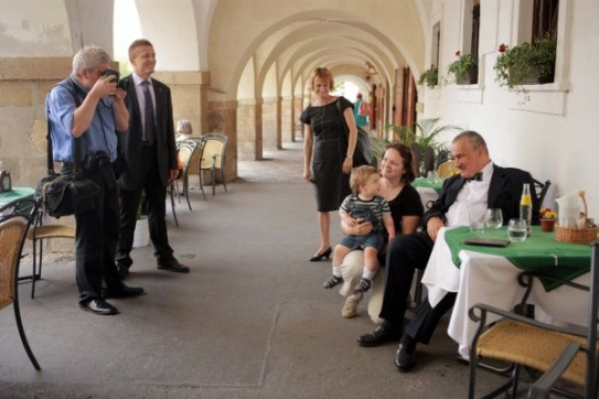 Karel Schwarzenberg na premiéra čekal na čerstvém vzduchu.