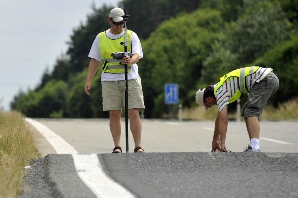 Dálnice D5 se zvedla o desítky centimetrů, provoz je omezen.