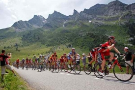 Peloton má za sebou nejdelší stoupání letošní Tour.