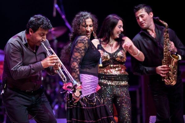 The Gypsy Queens and Kings festival zahájí.