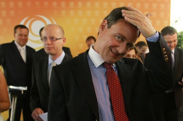 David Rath má dobrou náladu. Pózuje před novináři s jiskrou v oku.