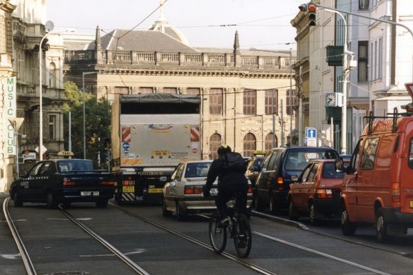 Řidič dodávky ujel od nehody, kterou zavinil. Cyklista umřel.