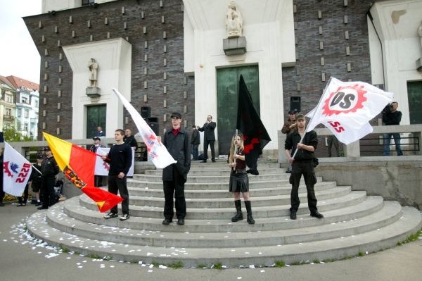 Policie tvrdí, že má velké úspěchy v zadržování neonacistů.