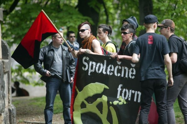 Nejradikálnější anarchisté organizují tábory s výcvikem bojů. 
