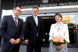 Ministr životního prostředí Pavel Drobil (vlevo) nastupuje do úřadu.