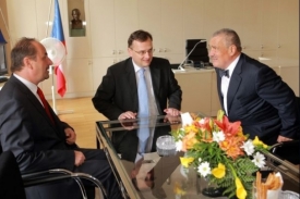 Exministr Kohout (zleva), premiér Nečas a ministr Schwarzenberg.