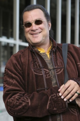 Steven Seagal může mít důvod k radosti, žaloba byla stažena.
