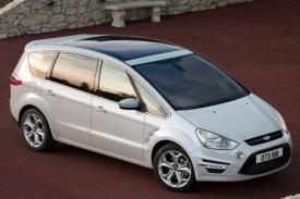 Ford se propad snaží omezit novým S-Maxem.