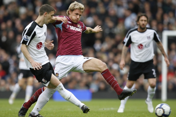 Radoslav Kováč (uprostřed) v Anglii možná dohrál.