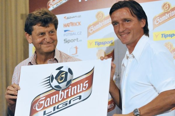 Vladimír Šmicer (vpravo) představuje nové logo Gambrinus ligy. 