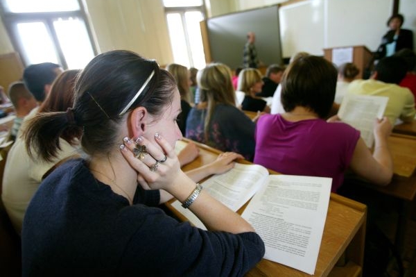 Deset bývalých studentů plzeňských práv by mohlo přijít o titul.