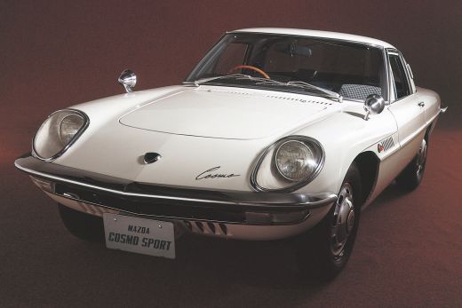 Mazda Cosmo 110S, první vůz s rotačním motorem. 