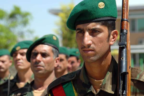 Afghánští vojáci. Část dezertuje, někteří zaútočili na kolegy z NATO.