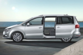 Nový VW Sharan má posuvné boční dveře.