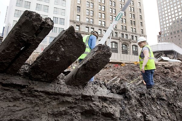 Zbytky trupu lodi nalezeného na Ground Zero v New Yorku.