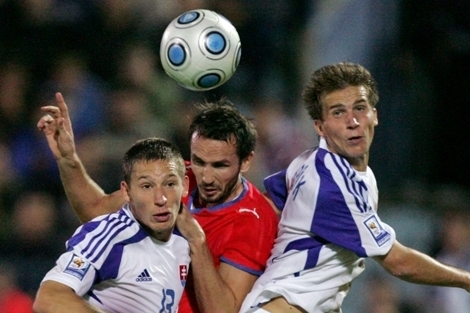 Tomáš Sivok (uprostřed) v důrazném souboji.