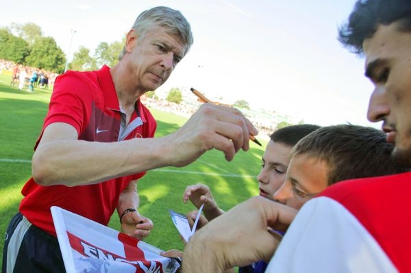Arséne Wenger nechce o prodeji Fabregase ani slyšet. 
