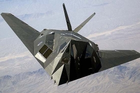 Americký F-117 je těžko zachytitelný radarem i díky svému tvaru.