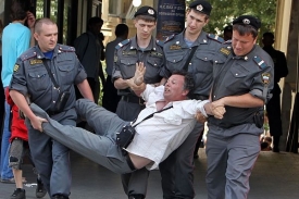 Policisté odnášejí z demonstrace příznivce podnikatele Chodorkovského.