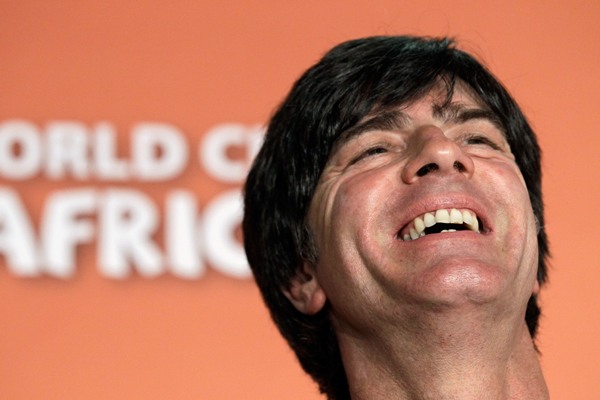 Joachim Löw povede německou reprezentaci další dva roky.