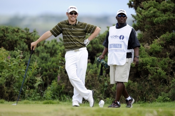 Zůstanou spolu. Vítěz Open Louis Oosthuizen a jeho cadiie Zack Rasego.