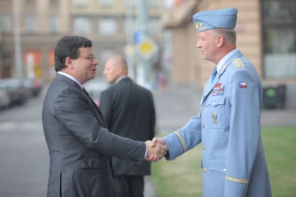 Ministr obrany Alexandr Vondra a náčelník generálního štábu Picek. Ministr obrany Alexandr Vondra a náčelník generálního štábu Picek.
