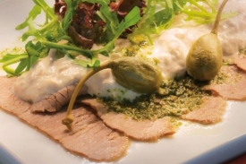 Vitello tonnato se dá dozdobit kapary, cibulkou a trhaným salátem. Vitello tonnato se dá dozdobit kapary, cibulkou a trhaným salátem.