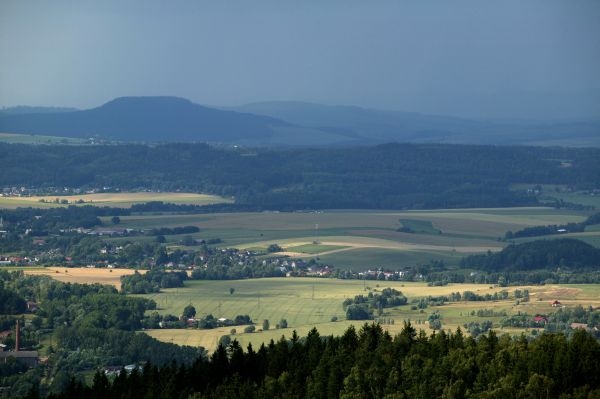 Podle meteorologů hrozí silné bouřky, krupobití a přívalové deště.
