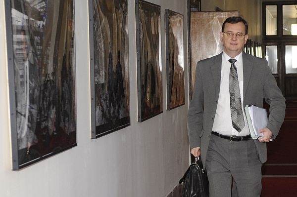 Premiér přichází na řádné jednání vlády. 