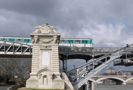 V Paříži se metro vynořuje i nad zemský povrch.