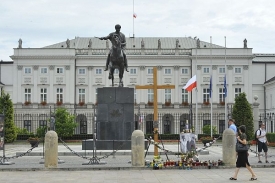 Prezidentský palác ve Varšavě s kontroverzním křížem.