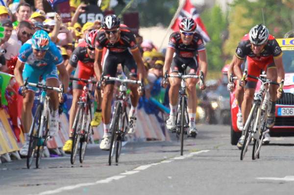 Na Tour de France často planou emoce.