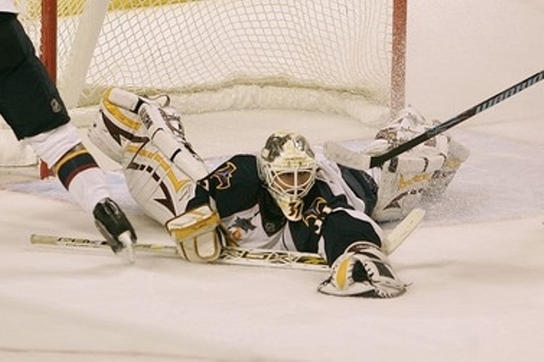 Brankář Ondřej Pavelec bude v NHL nadále oblékat dres Atlanty.