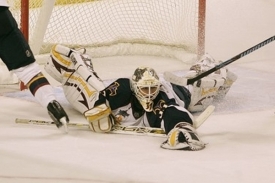 Brankář Ondřej Pavelec bude v NHL nadále oblékat dres Atlanty. Brankář Ondřej Pavelec bude v NHL nadále oblékat dres Atlanty.