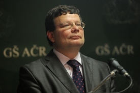Alexandr Vondra řekl ČT24, že generální štáb hlídali vlastními silami.