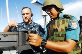 Společný výcvik námořníků USA a Indonésie na fregatě USS Vandegrift.