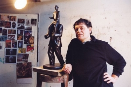 Autor Kafkova pomníku Jaroslav Róna.