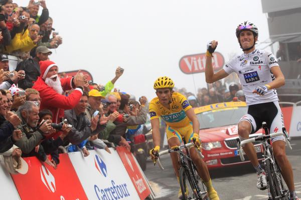 Andy Schleck (v bílém) na vrcholu Tourmaletu. 