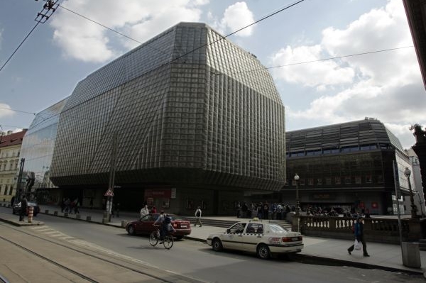 Výluka se dotkne tratě vedoucí kolem Národního divadla.