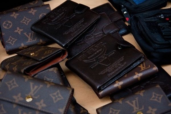 Celníci zadrželi padělky peněženek Louis Vuitton za 46 milionů korun. 