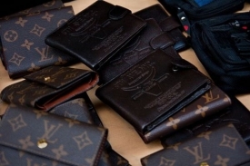Celníci zadrželi padělky peněženek Louis Vuitton za 46 milionů korun.