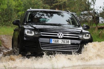 Vodní kaluž není pro VW Touareg překážkou.