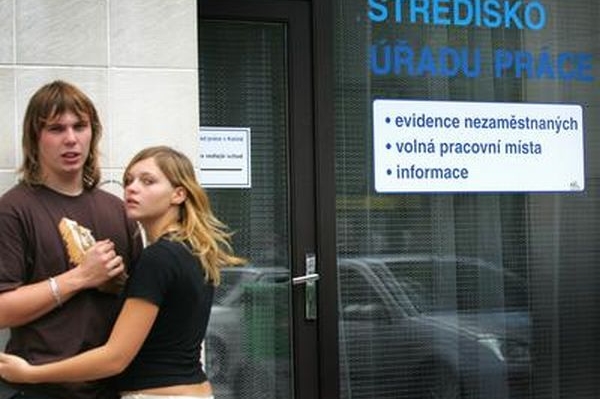 Na úřady práce míří první absolvensti škol.
